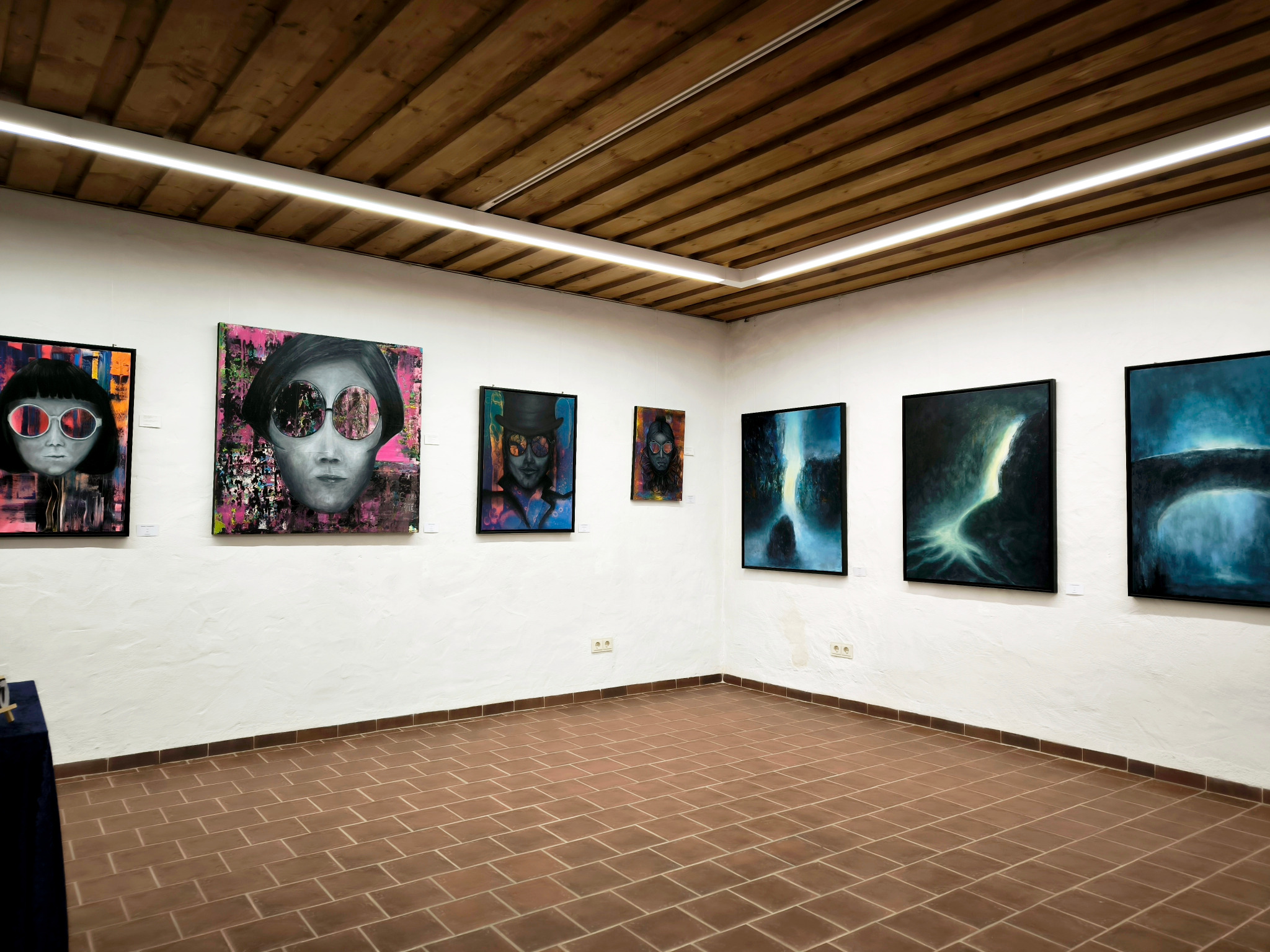 Brillenfiguren und Lichtbilder von Jutta Schick im Ausstellungsraum der Giechburg