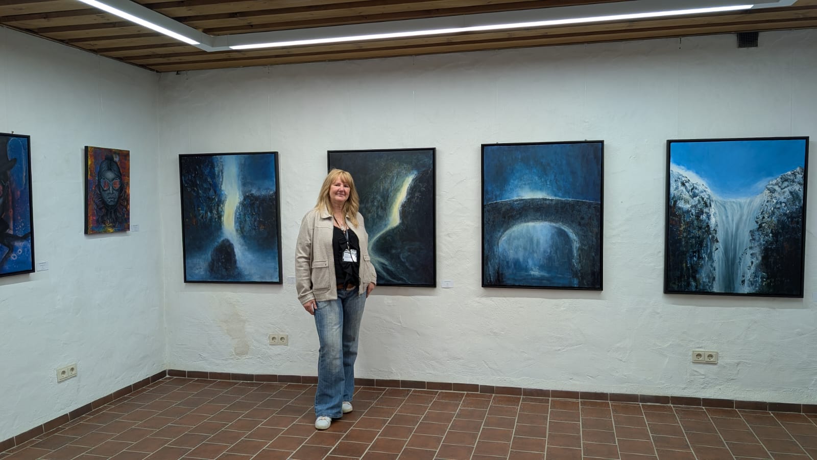 Jutta Schick vor ihren Lichtbildern bei TURM ART IV auf der Giechburg