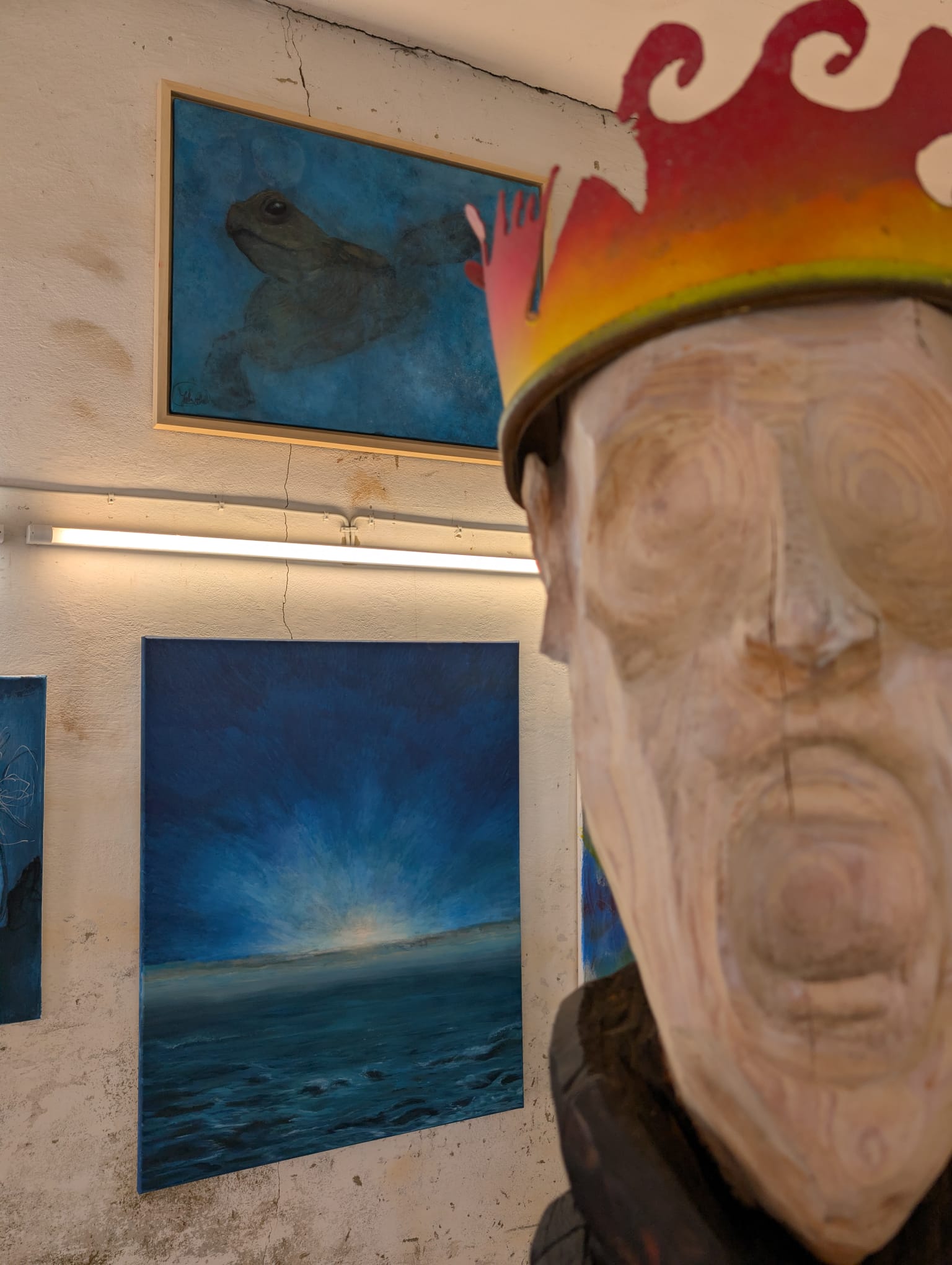 Skulptur mit einem Lichtbild von Jutta Schick im Hintergrund beim Tribunal von Bayreuth